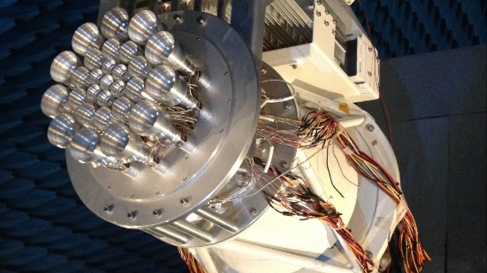 Active discrete lens for multi-beam applications operating in the Ka/Q/V bands with very wide scan angles and limited envelope for MEO/LEO applications.