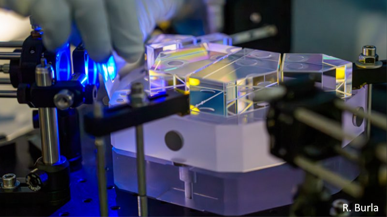 Monolithic Quadri-Mach-Zehnder interferometer for spaceborne or airborne UV molecular wind lidar